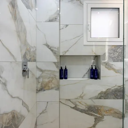 Luxury Jacuzzi - Luxury Living 아파트 니드리